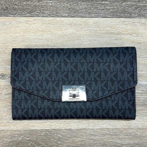 Michael Kors Cassie Large Trifold Signature Admiral Pale Blue!  Preowned! - Picture 1 of 12